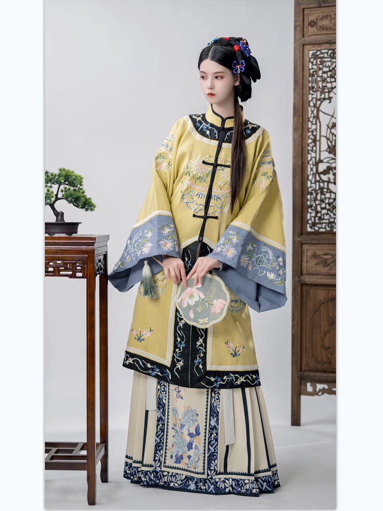 Exploring the Slimming Effect of Authentic Ming-Style Hanfu Costumes Exploring the Slimming Effect of Authentic Ming-Style Hanfu Costumes