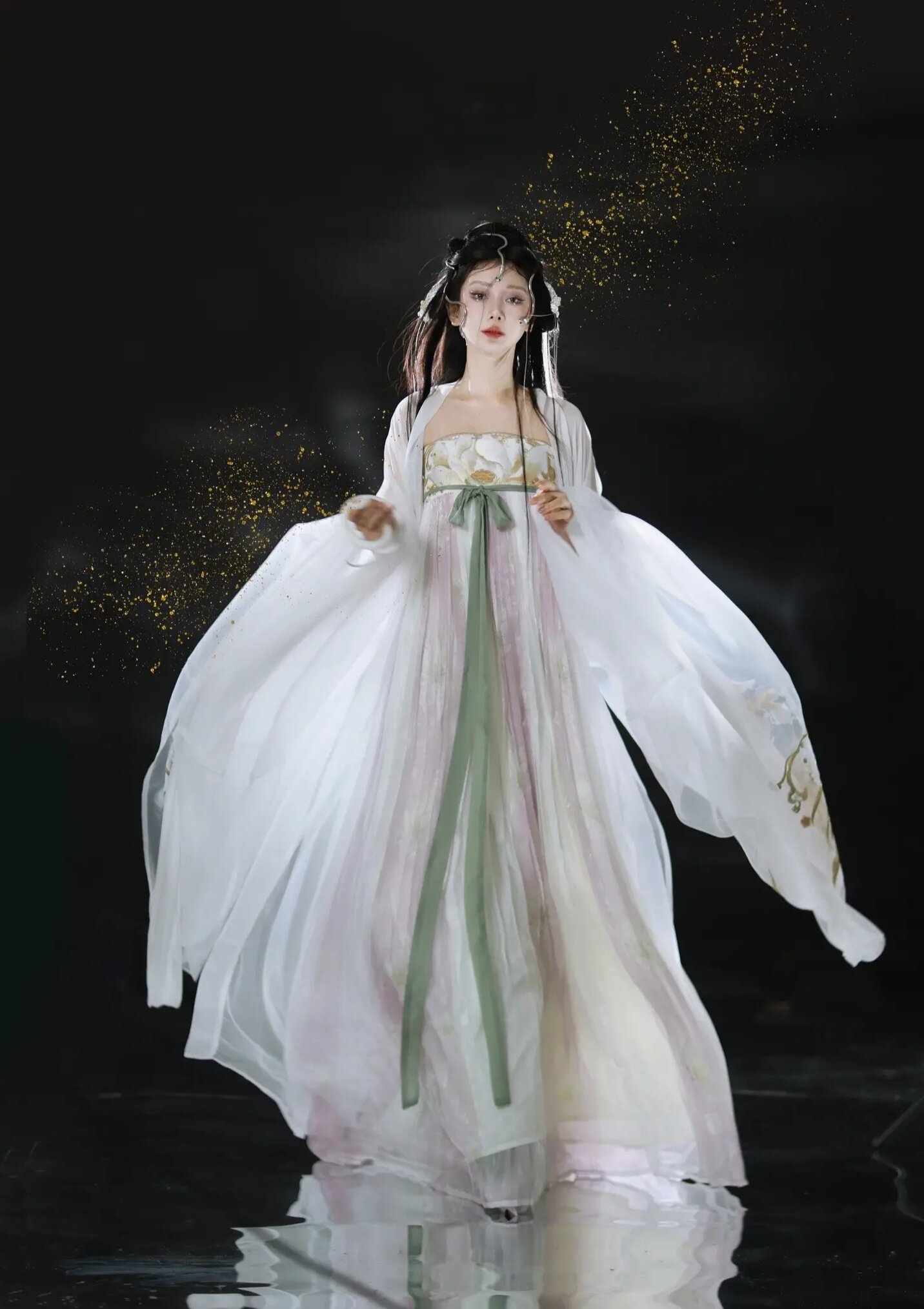 Charming Petite Women in Cheongsam:Embracing the Hourglass Figure with Stylishness and Grace Charming Petite Women in Cheongsam:Embracing the Hourglass Figure with Stylishness and Grace