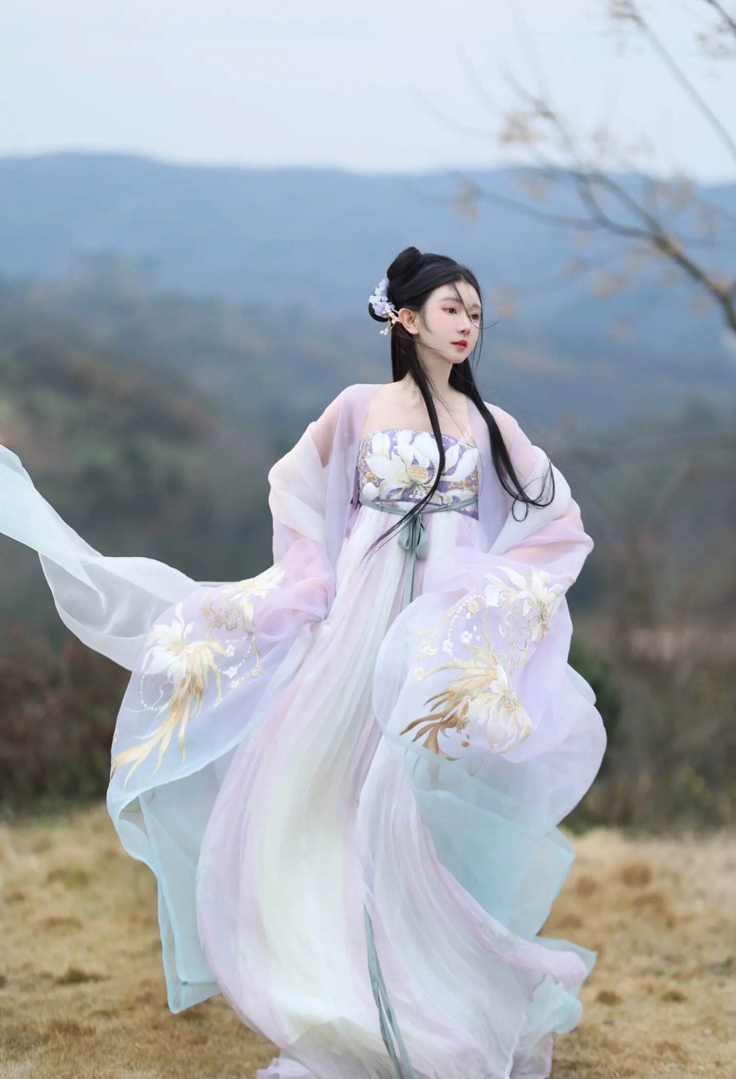 The Youthful Charm of a Girl in a Neck-Grazing Cheongsam:A Blend of Tradition and Modernity The Youthful Charm of a Girl in a Neck-Grazing Cheongsam:A Blend of Tradition and Modernity