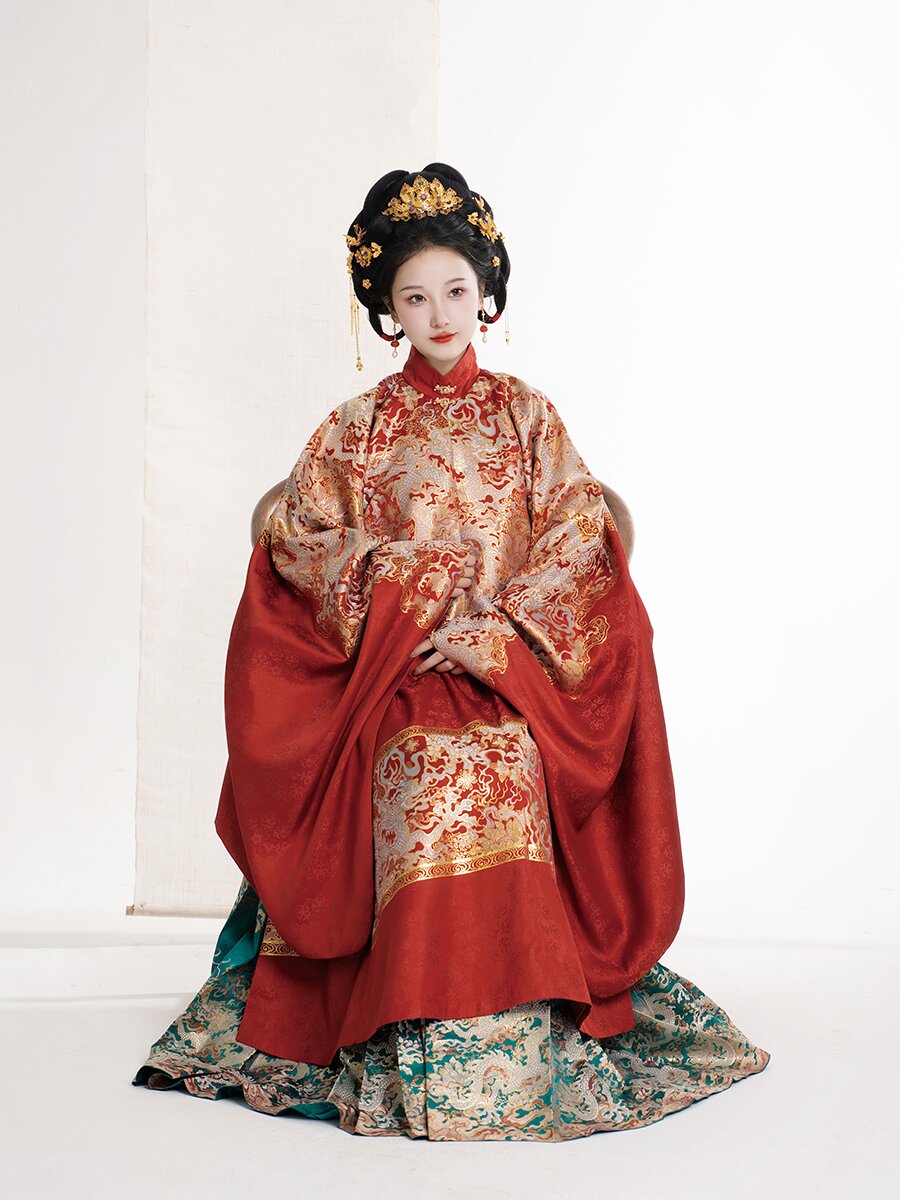 Plus-Size Beauty in a Red Cheongsam:Embracing the Curves Plus-Size Beauty in a Red Cheongsam:Embracing the Curves