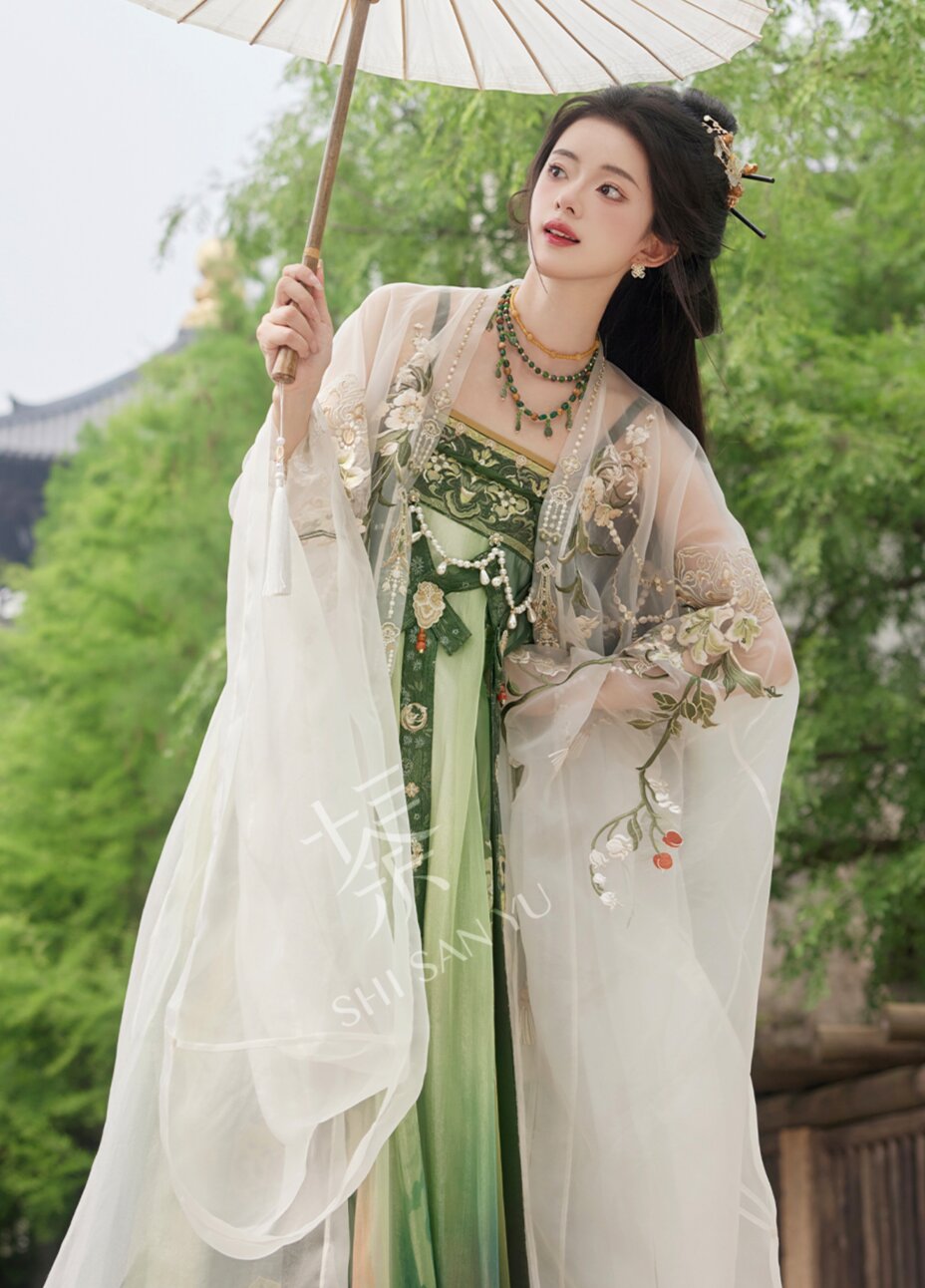 Guzheng Performance Attire:A Girls Qipao Cheongsam Journey Guzheng Performance Attire:A Girls Qipao Cheongsam Journey