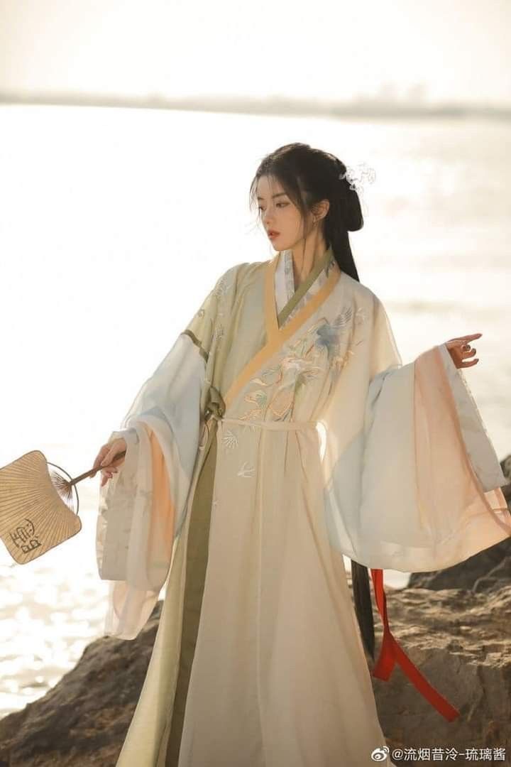 The Allure of Neck-Strapped,High-Slit Cheongsam:A Cultural Icon of Elegance