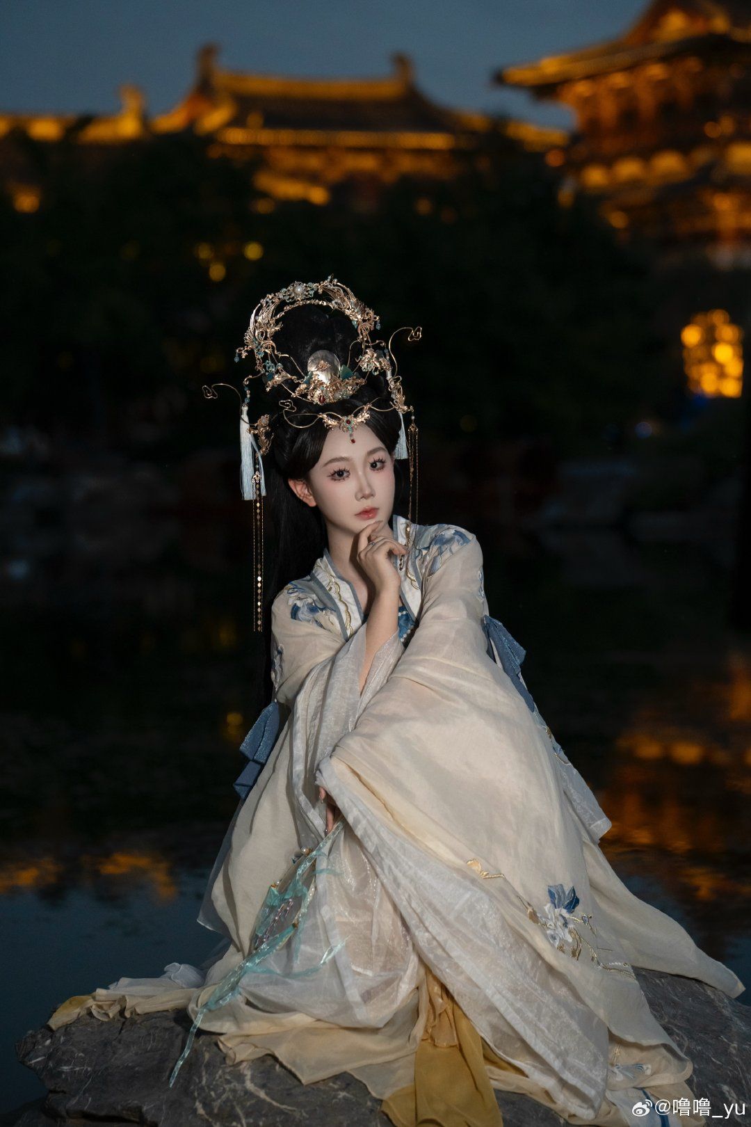 The Charm of Light-Colored Horseface Skirt