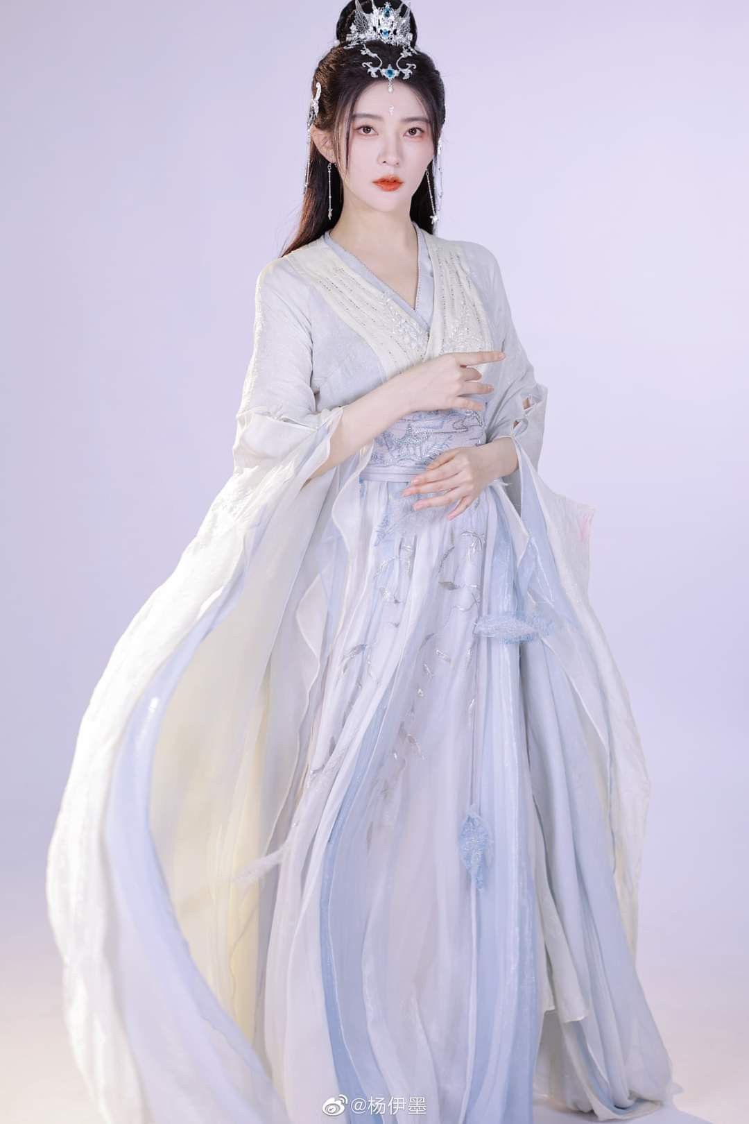 The Enchanting Elegance of Kyo Sakuras Cheongsam
