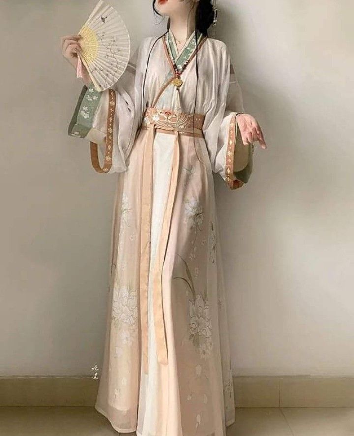The Introduction of Traditional Chinese Graduation Robes for Primary School Students The Introduction of Traditional Chinese Graduation Robes for Primary School Students