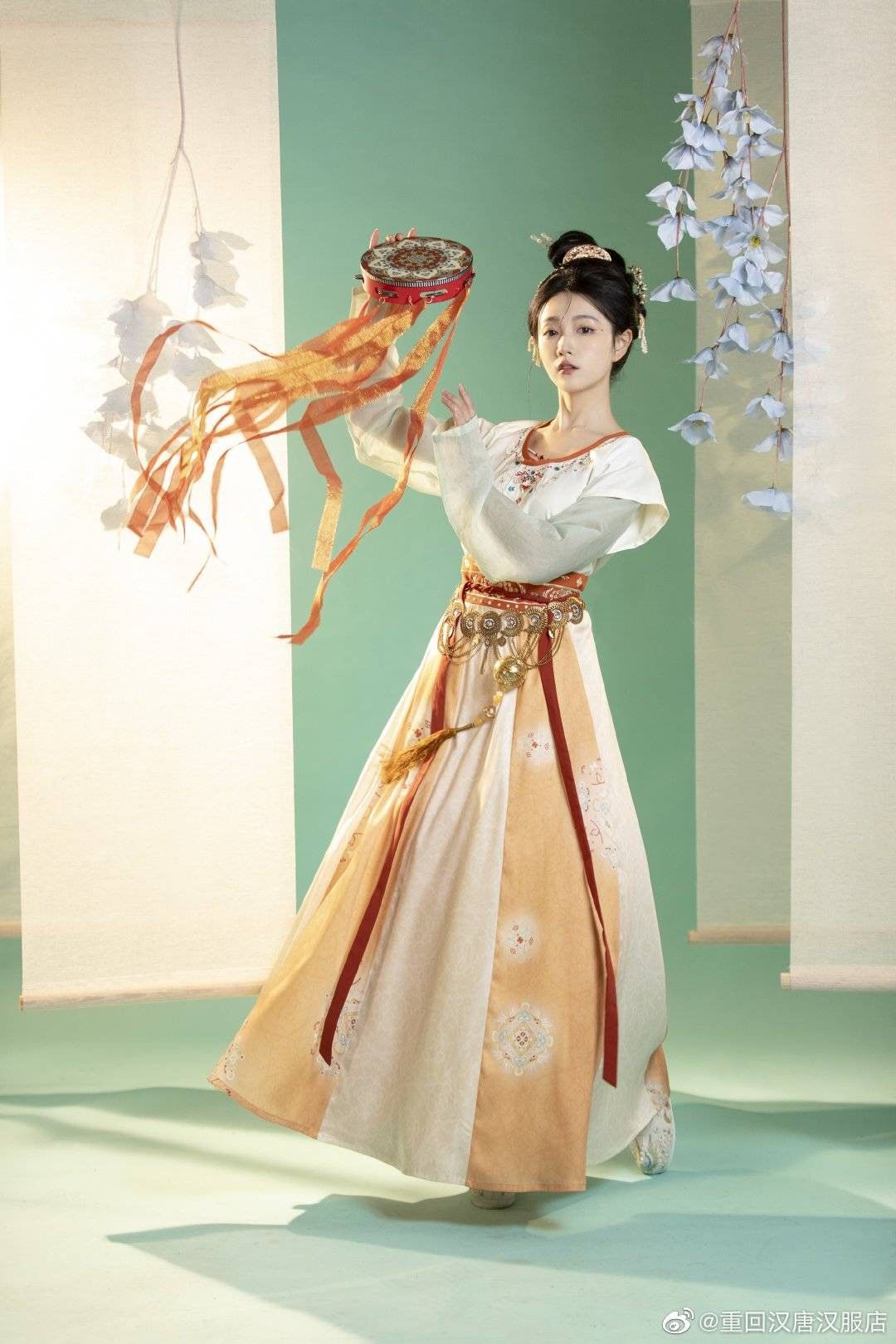 Dragon Year Celebration:A Tale of a Hanfu Womans Traditional New Years Visit Dragon Year Celebration:A Tale of a Hanfu Womans Traditional New Years Visit