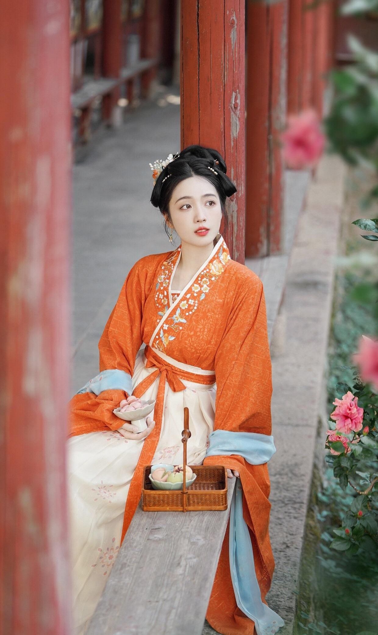 Silk Cheongsam and Ice Silk:A Blend of Traditional Elegance and Modern Comfort Silk Cheongsam and Ice Silk:A Blend of Traditional Elegance and Modern Comfort