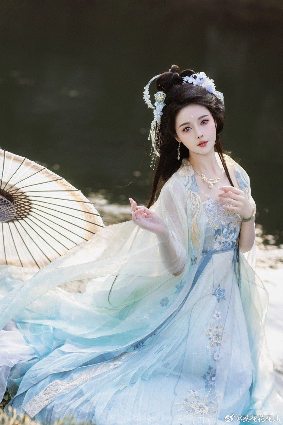 Elevating the Classic Cheongsam:A Tale of Comfort and Style for the Petite Figure Elevating the Classic Cheongsam:A Tale of Comfort and Style for the Petite Figure