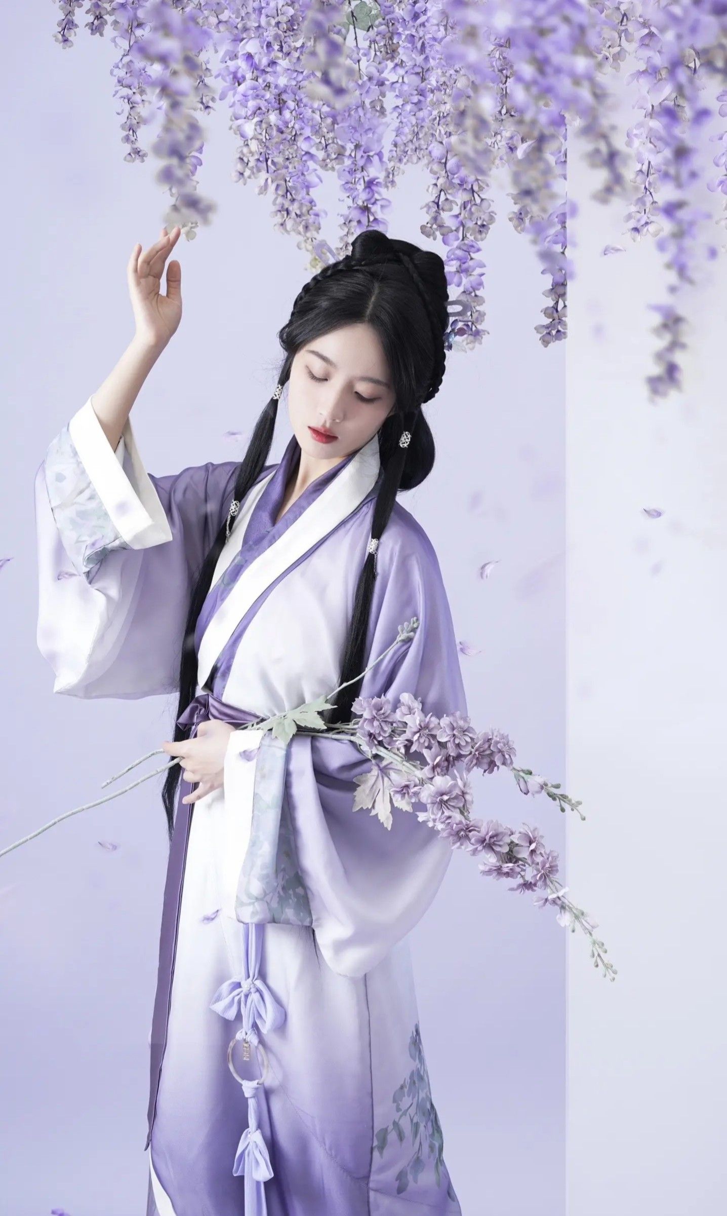 Embracing the Ethereal Elegance of Bone-Eroding Cheongsam with its Hourglass Silhouette Embracing the Ethereal Elegance of Bone-Eroding Cheongsam with its Hourglass Silhouette