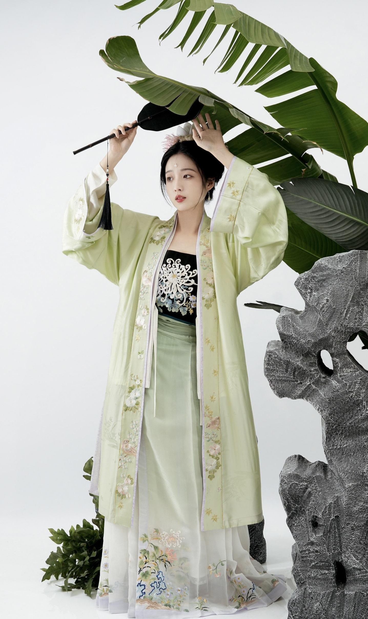 Ancient Charm in Modern Attire:仙风道骨的女式汉服短袖
