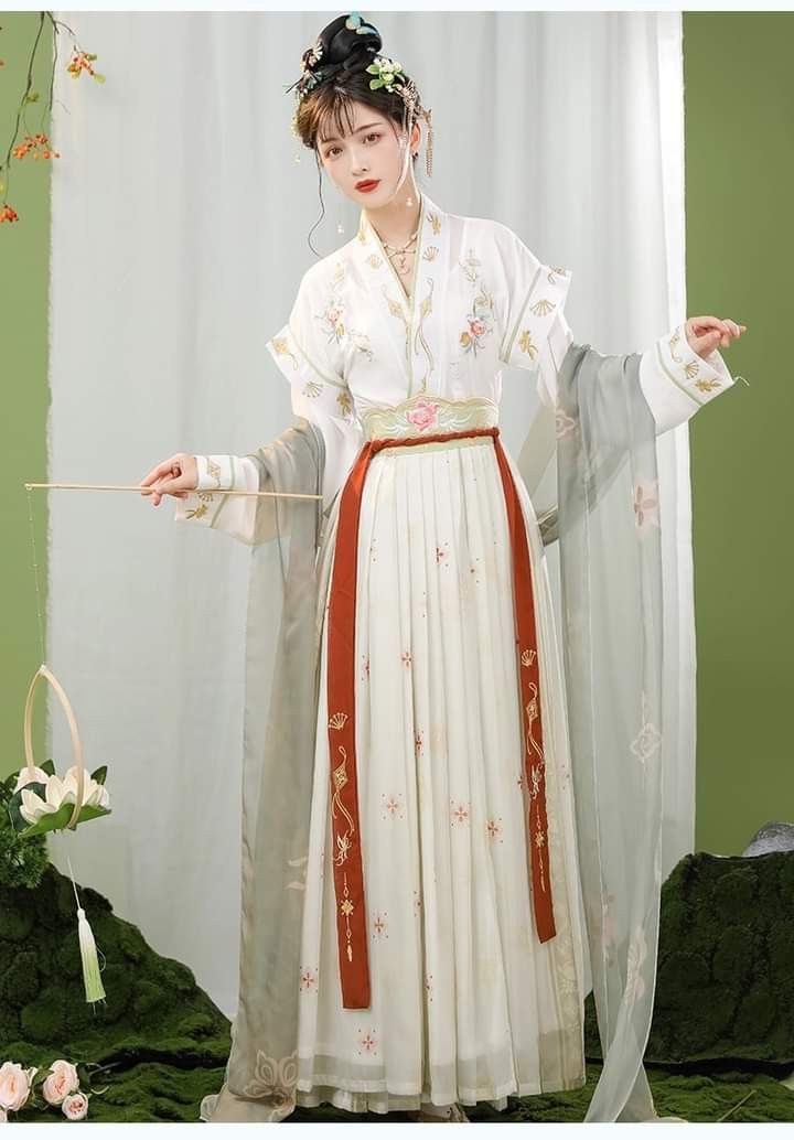 Reinventing Traditional Chinese Fashion:The New-Age Hanfu Ensemble Reinventing Traditional Chinese Fashion:The New-Age Hanfu Ensemble