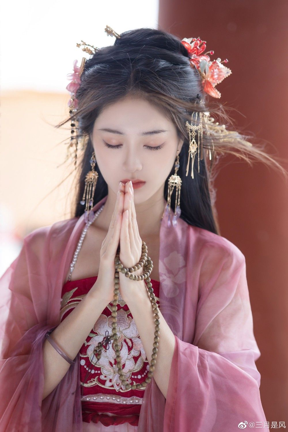 Enhanced Cheongsam Accessories:A Modern Perspective on Traditional Embellishments Enhanced Cheongsam Accessories:A Modern Perspective on Traditional Embellishments
