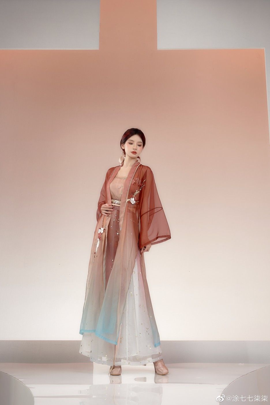 Modernized Cheongsam Dress:Embracing the New Chinese Fashion Modernized Cheongsam Dress:Embracing the New Chinese Fashion