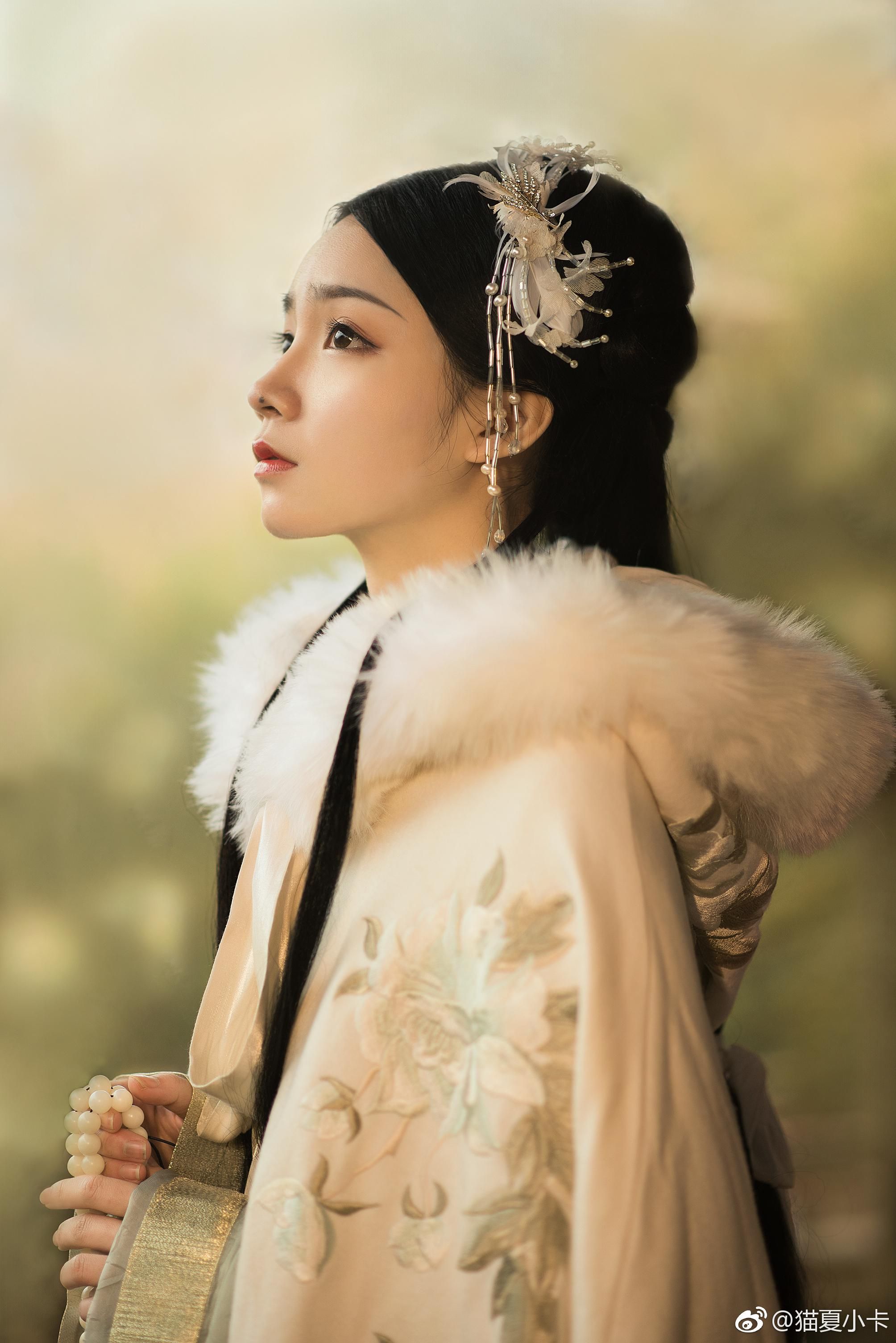 Vibrant Red Hanfu for Summer:The Elegance of a Red-Clad Chinese Woman Vibrant Red Hanfu for Summer:The Elegance of a Red-Clad Chinese Woman