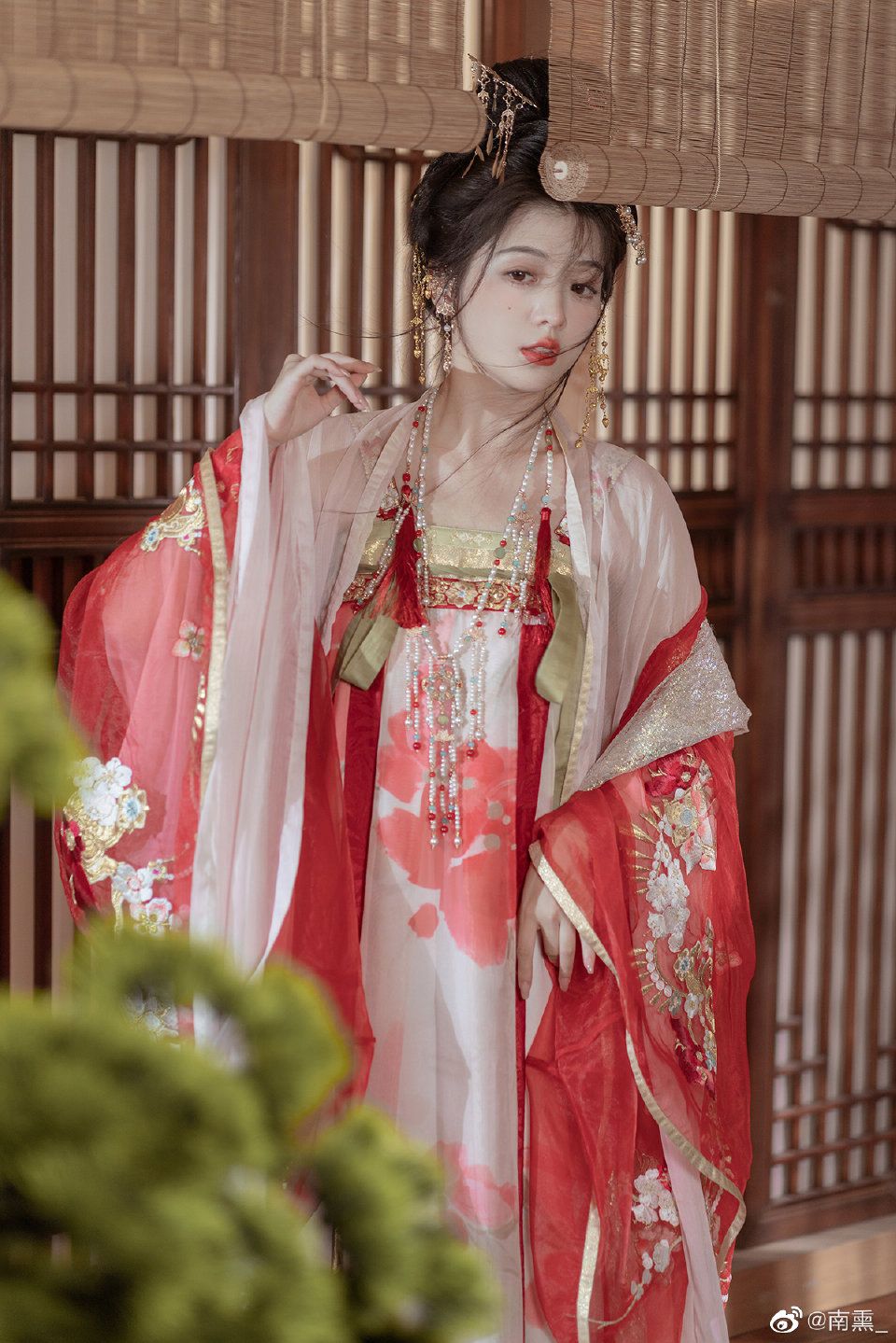Engaged in a Curvier Cheongsam:The Rise of Micro-Plus Size Qipao Fashion Engaged in a Curvier Cheongsam:The Rise of Micro-Plus Size Qipao Fashion