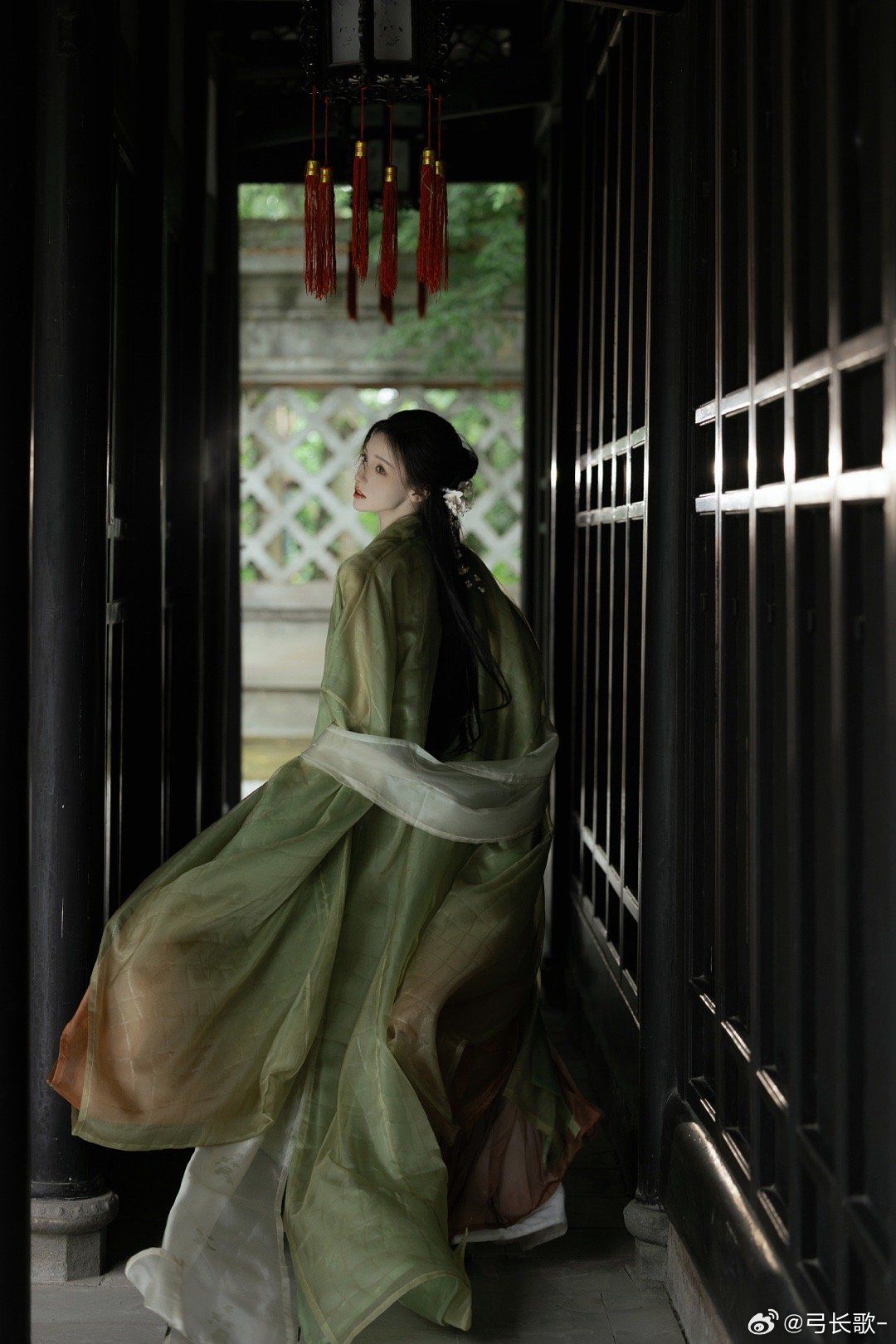 The Splendor of Marital Attire:Hanfu Gowns and the Splendor of the Phoenix Headdress The Splendor of Marital Attire:Hanfu Gowns and the Splendor of the Phoenix Headdress