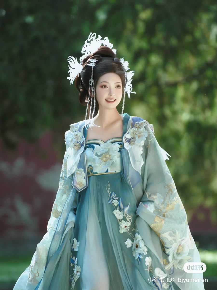 Embracing Modernity in a Black Cheongsam:The Evolution of Traditional Chinese Fashion Embracing Modernity in a Black Cheongsam:The Evolution of Traditional Chinese Fashion