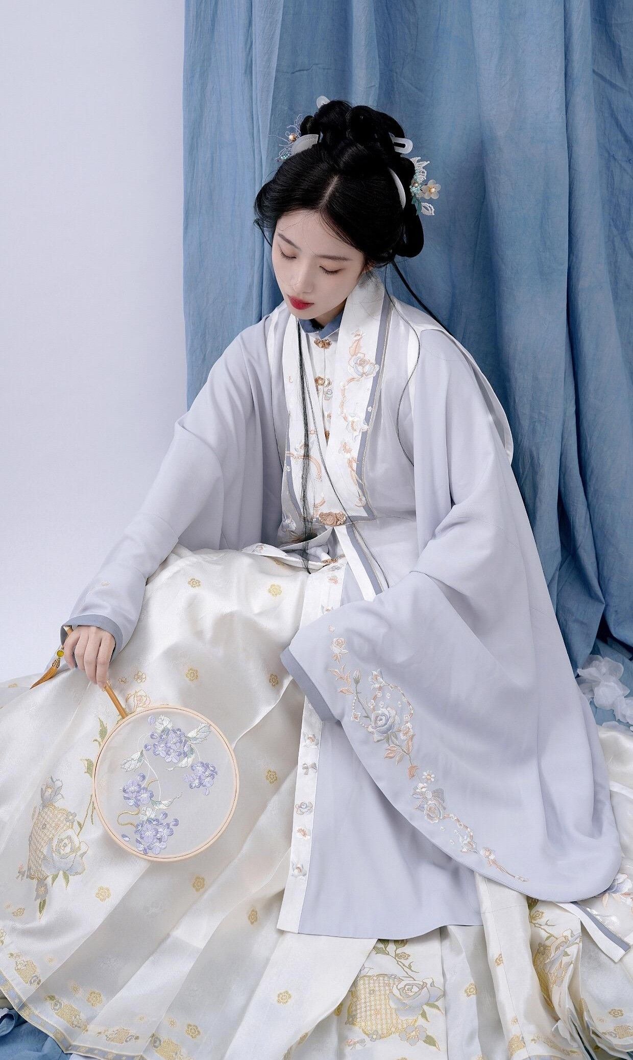 Embracing the New Sino-Style:The Enchantment of Peach Blossom Skirt with Horseface Pattern Embracing the New Sino-Style:The Enchantment of Peach Blossom Skirt with Horseface Pattern