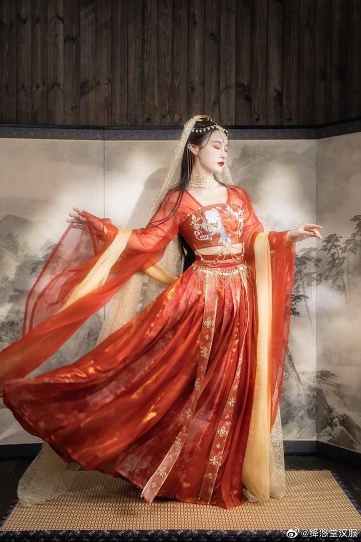 Mid-Exam Cheer:The Cheongsam as a Symbol of Support and Good Luck for Exam-Taking Students Mid-Exam Cheer:The Cheongsam as a Symbol of Support and Good Luck for Exam-Taking Students