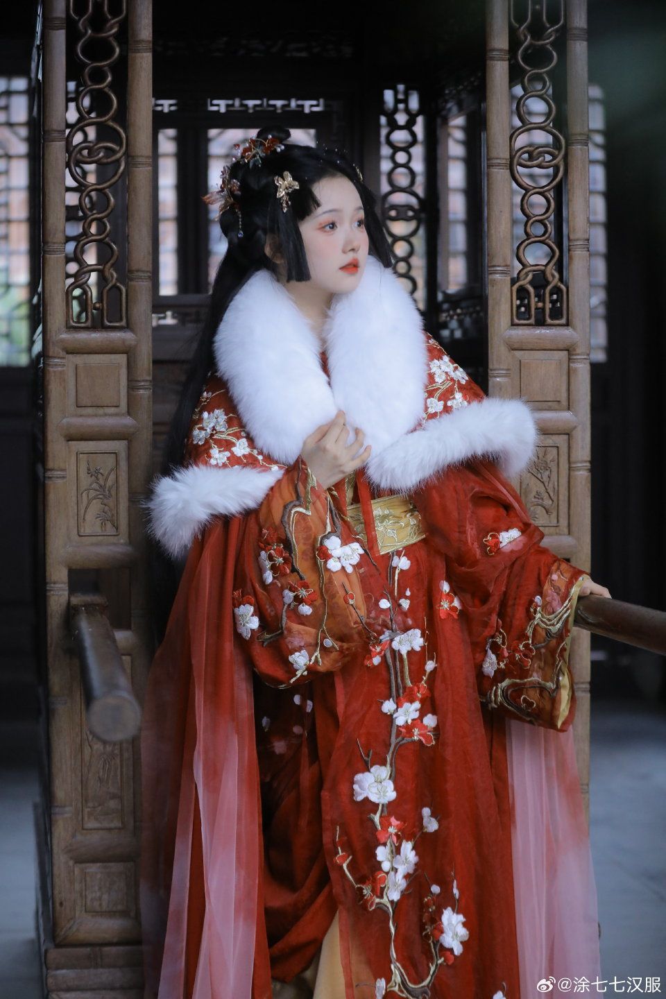 Black Hourglass-Styled Cheongsam with a Slimming Waistline Black Hourglass-Styled Cheongsam with a Slimming Waistline