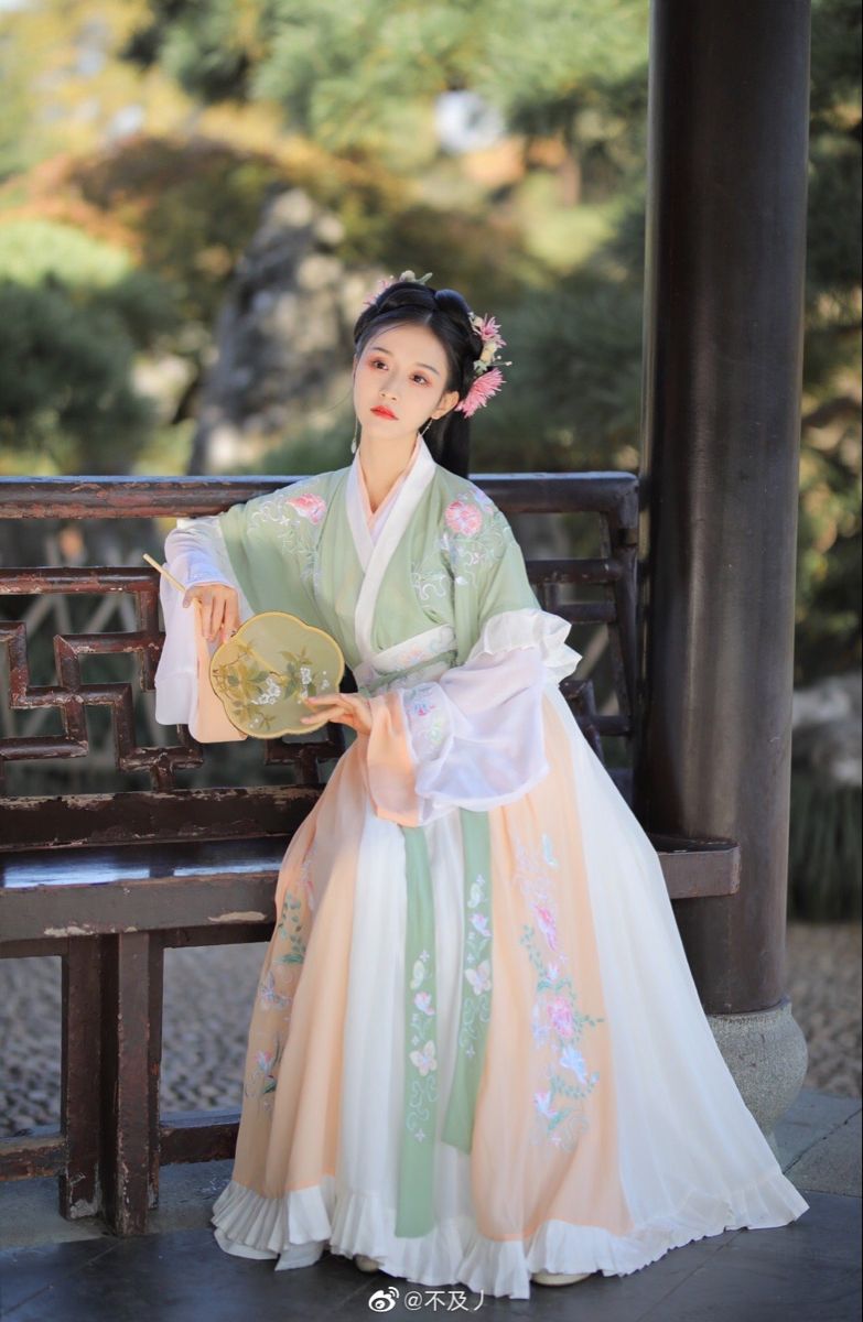 The Charm of Waist-Length Hanfu for Little Girls The Charm of Waist-Length Hanfu for Little Girls
