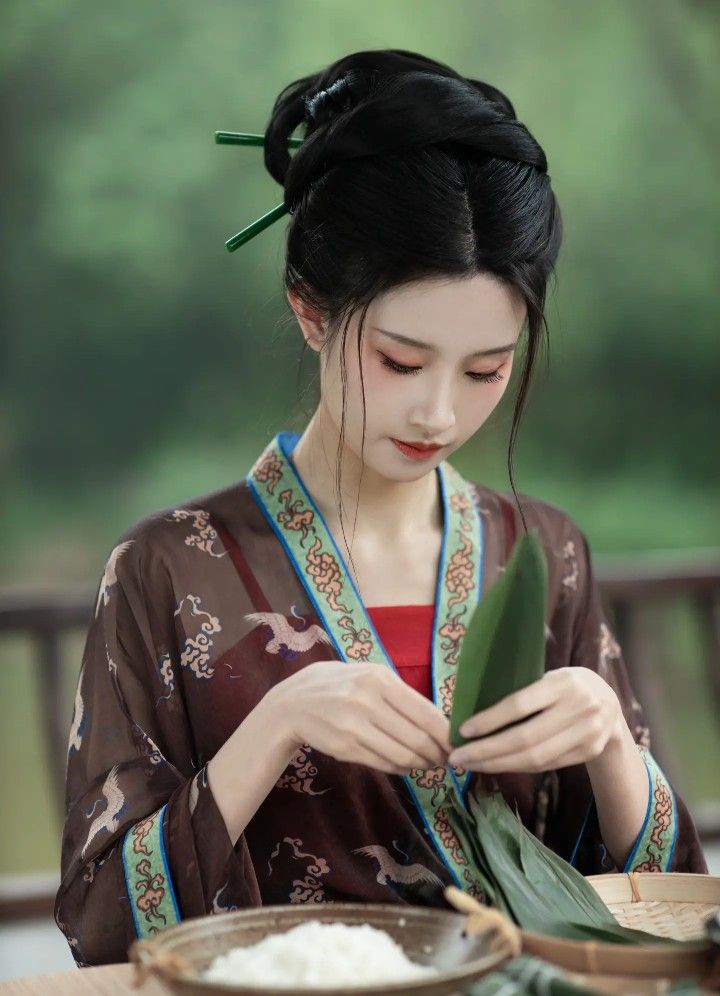 The Rise of Traditional Chinese Fashion:The Allure of Long-Style National Chic Cheongsam The Rise of Traditional Chinese Fashion:The Allure of Long-Style National Chic Cheongsam