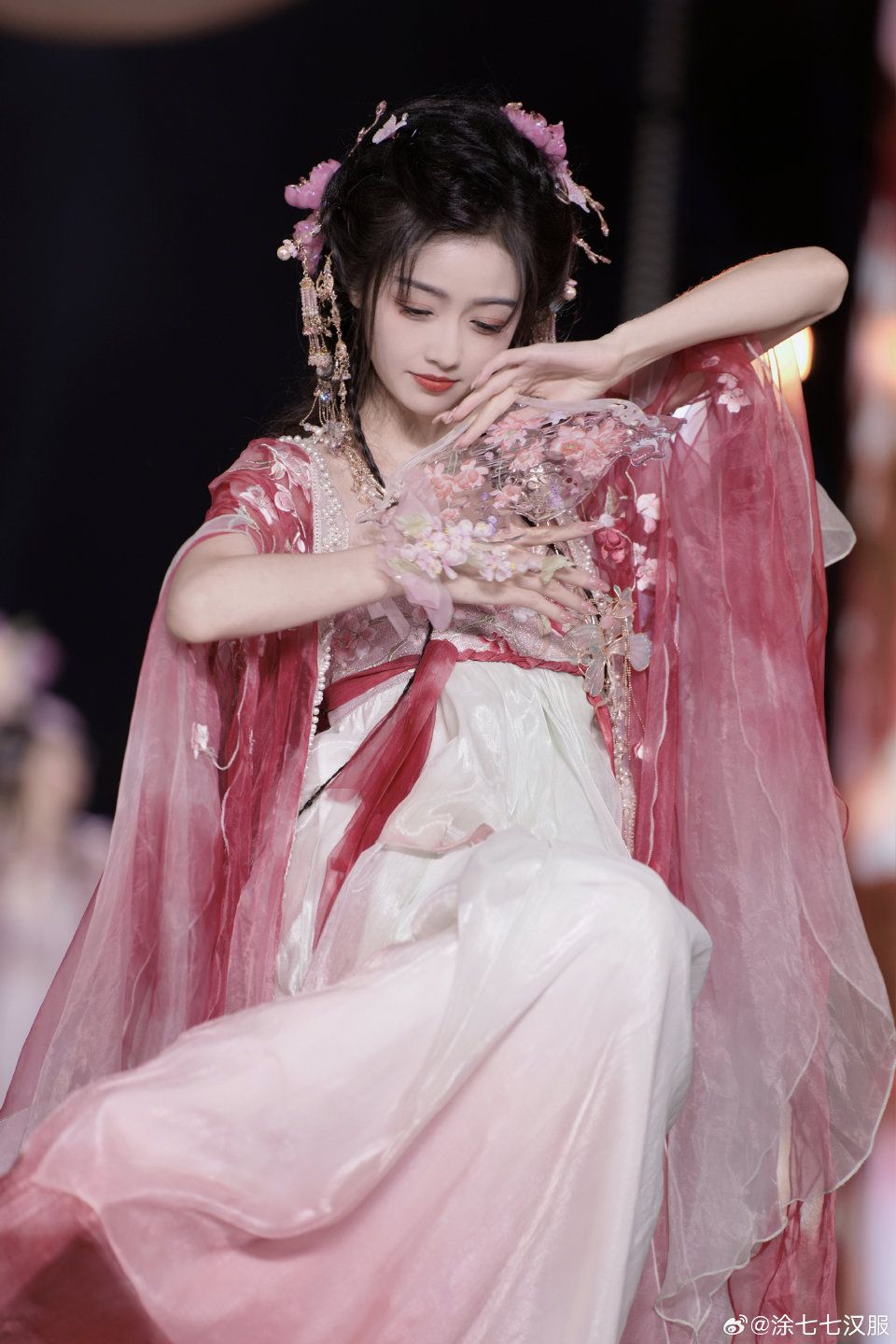 The Enigma of a Fairy-like Hanfu Headdress:A Complete Guide to汉服头饰全套仙女