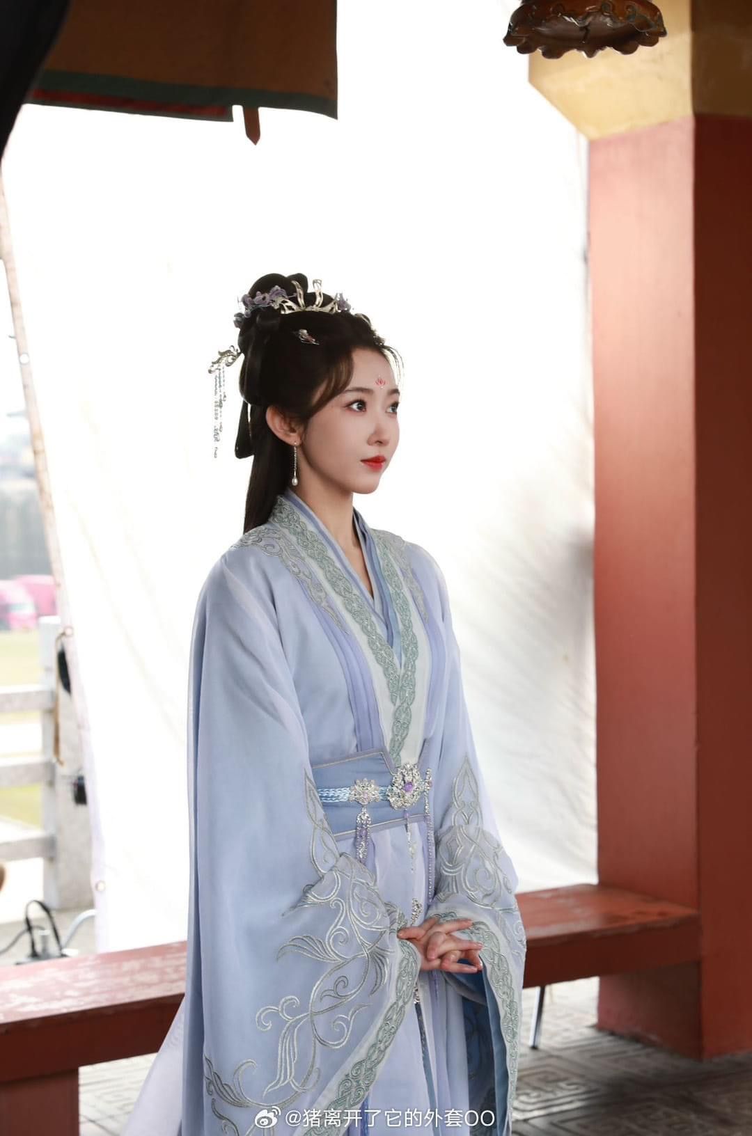 Elegant Long and Thin Cheongsam:A Glance at its Beauty and Versatility Elegant Long and Thin Cheongsam:A Glance at its Beauty and Versatility