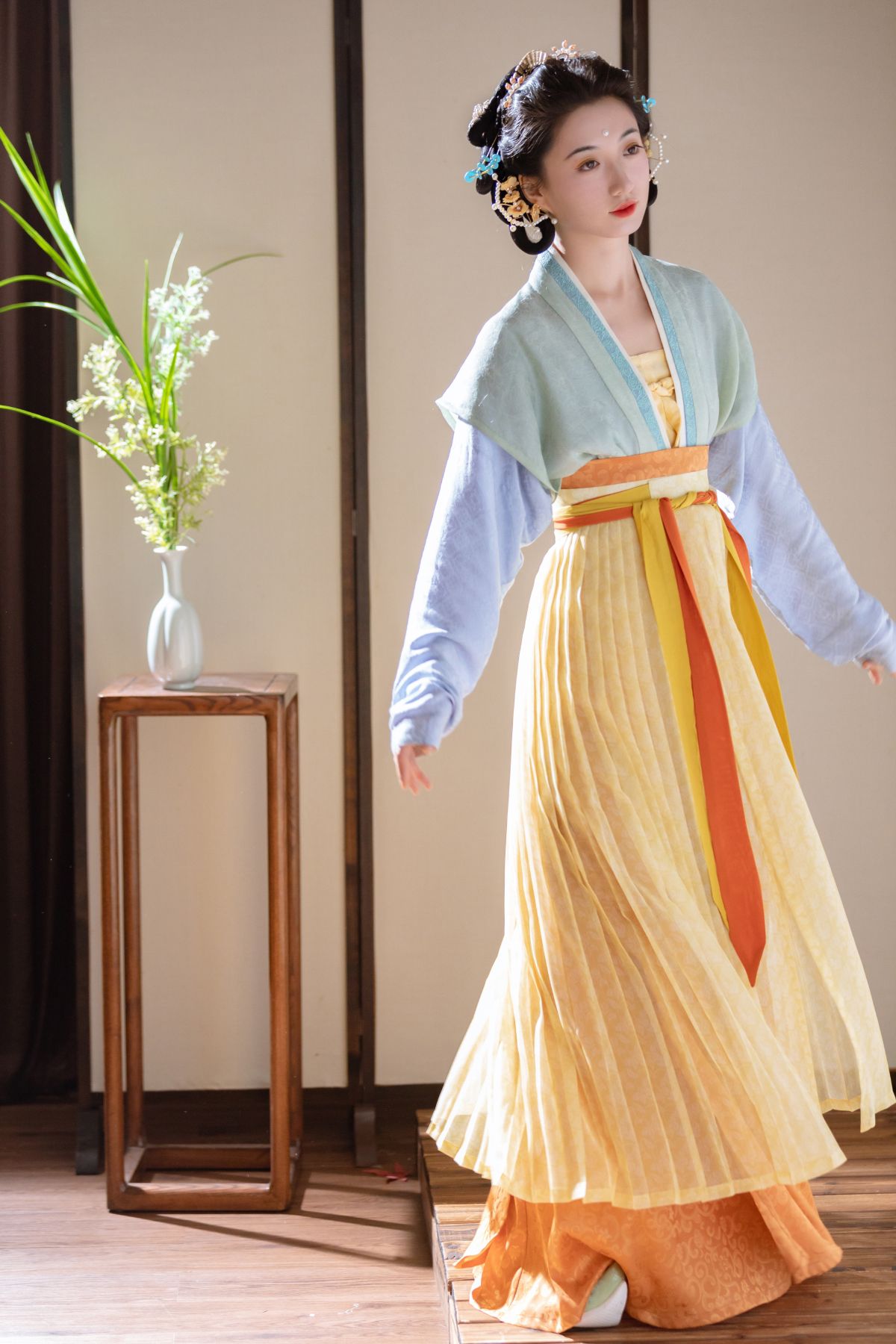 Lotus Charm and Cheongsam Elegance:The Interplay of Traditional Chinese Beauty and Fashion