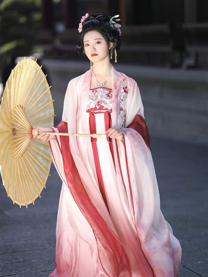 Blooming Elegance:Original Hanfu Styles from Flower Festival Chronicles