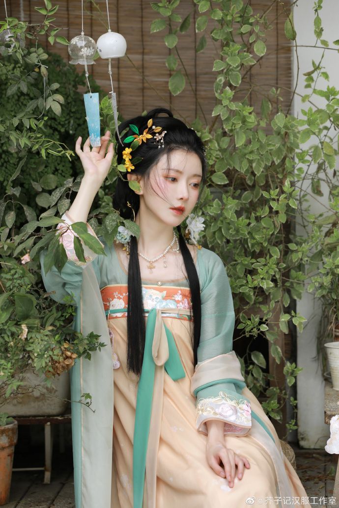 A Little Girls Ode to the Cheongsam Qipao:The Charm of Traditional Chinese Elegance