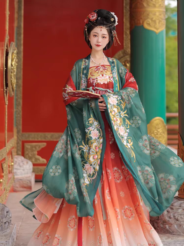 Little Girls in Autumn Hanfu:The Charm of Traditional Chinese童装 Little Girls in Autumn Hanfu:The Charm of Traditional Chinese童装