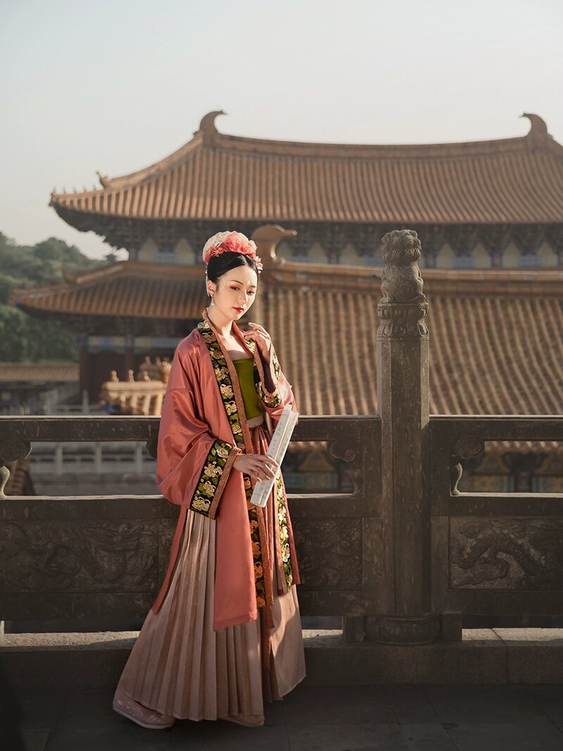 The Elegance of Womens Cheongsam:The Ice Silk Fabric The Elegance of Womens Cheongsam:The Ice Silk Fabric