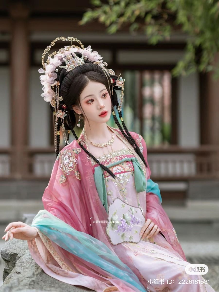 Hanfu Traditional Costumes and the Enchantment of Bamboo Flutes:A Cultural Exploration Hanfu Traditional Costumes and the Enchantment of Bamboo Flutes:A Cultural Exploration
