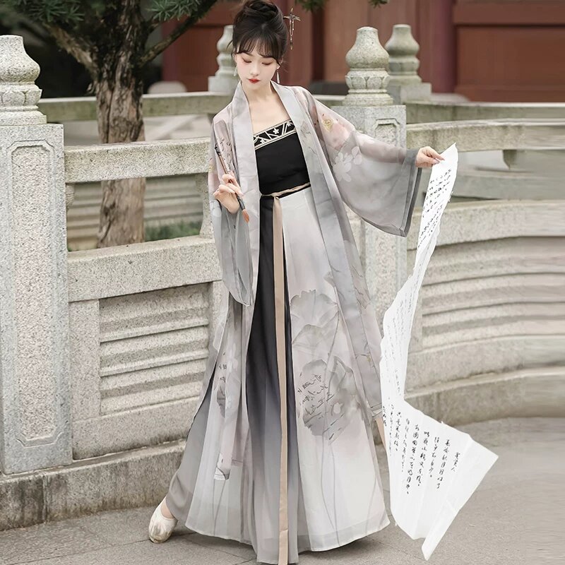Elegant Green Cheongsam:Embracing the Classic Beauty in a Green Refinement Elegant Green Cheongsam:Embracing the Classic Beauty in a Green Refinement