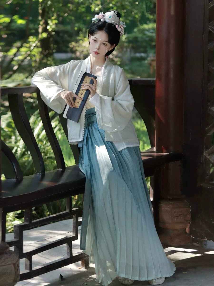 The Cheongsam and Students Journey of Si Teng The Cheongsam and Students Journey of Si Teng
