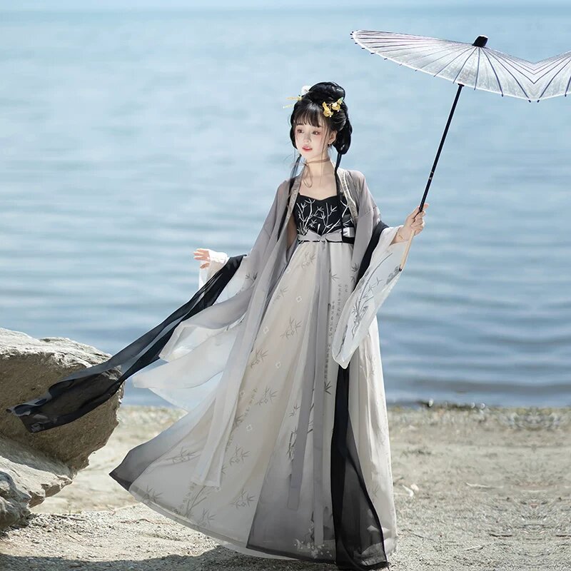Elegant Traditional Attire for Ear-Cleaning Specialists:The Revival of Hanfu Fashion