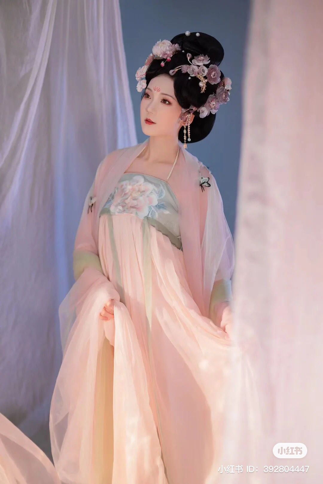 Zhu Xudans Hanfu Fashion:Exploring the Traditional Elegance