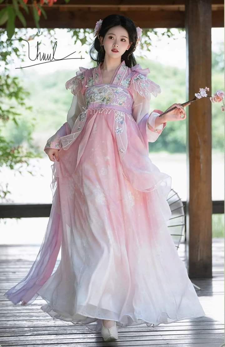 Traditional Childrens Cheongsam:A Glimpse into Ancient童装文化 Traditional Childrens Cheongsam:A Glimpse into Ancient童装文化