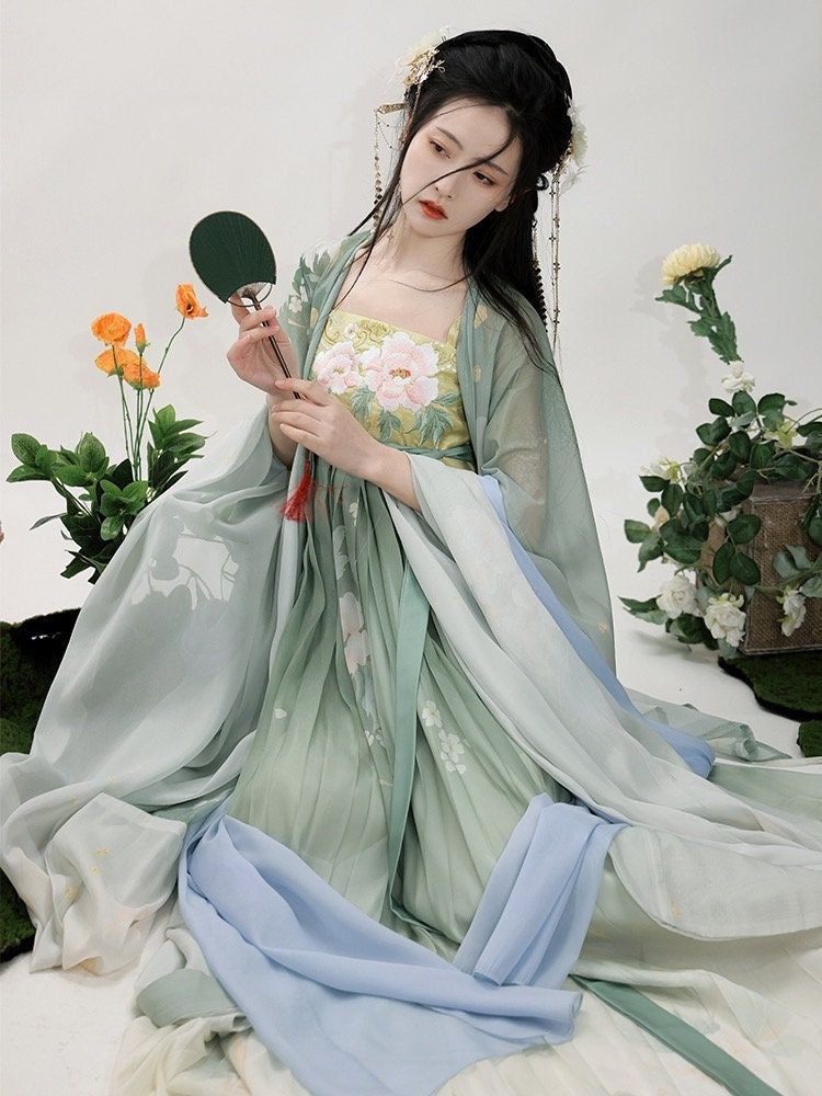 The Eroticism of Cheongsam:A Cultural Exploration The Eroticism of Cheongsam:A Cultural Exploration