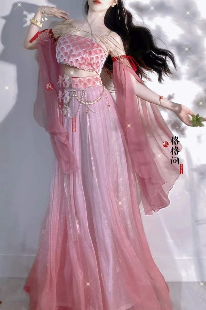 Elegance in Silk:The Long and Full-Length Qipao for the Wealthy阔太太的真丝旗袍，中长款的优雅