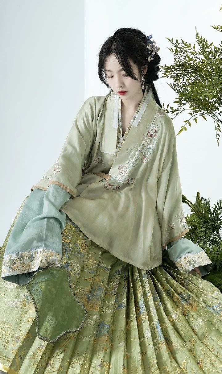 Ancient Charm Revisited:Pairing Traditional Gucai Blouses with Horseface Skirts