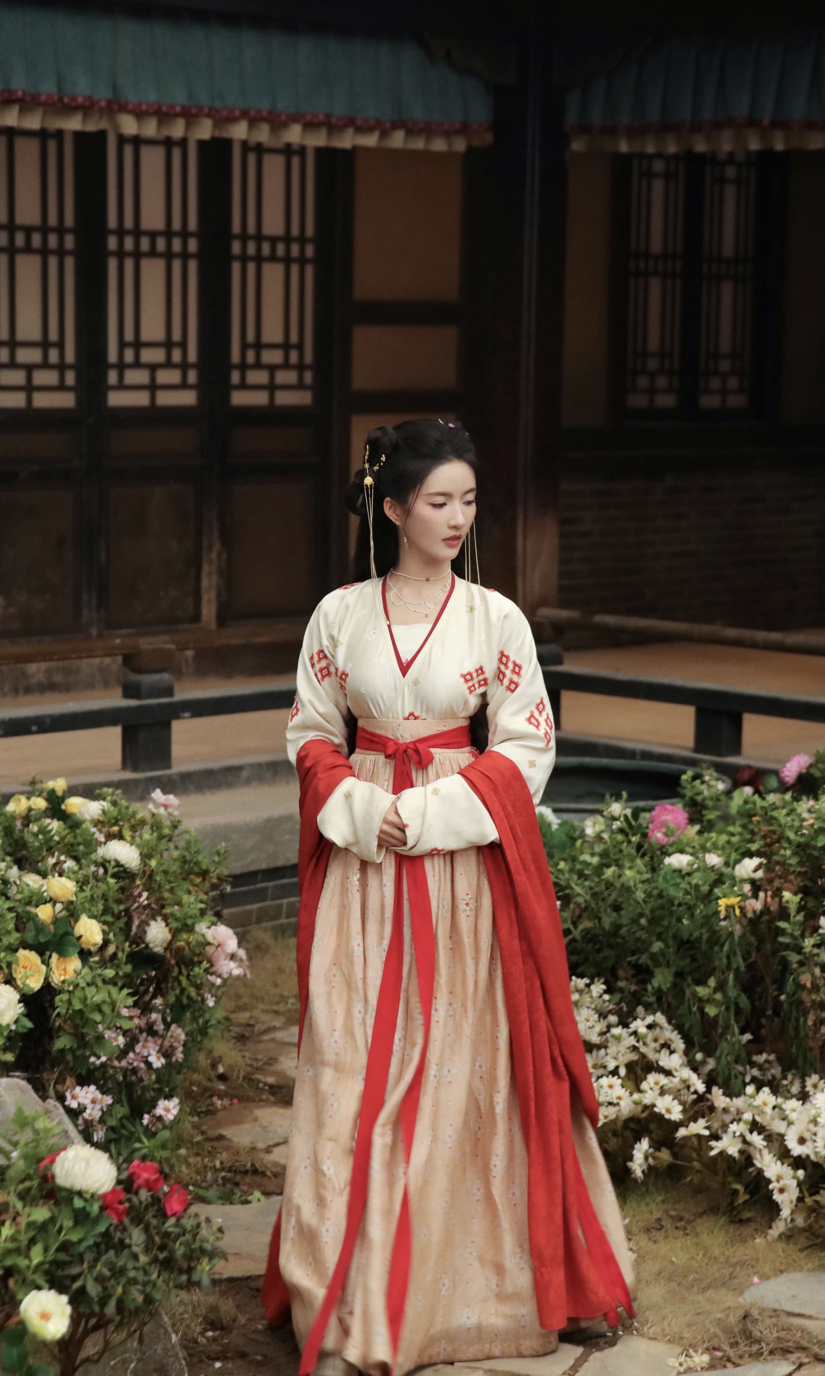 Childrens Traditional Chinese Dress:The Splendid Flower-Decorated Hanfu Childrens Traditional Chinese Dress:The Splendid Flower-Decorated Hanfu