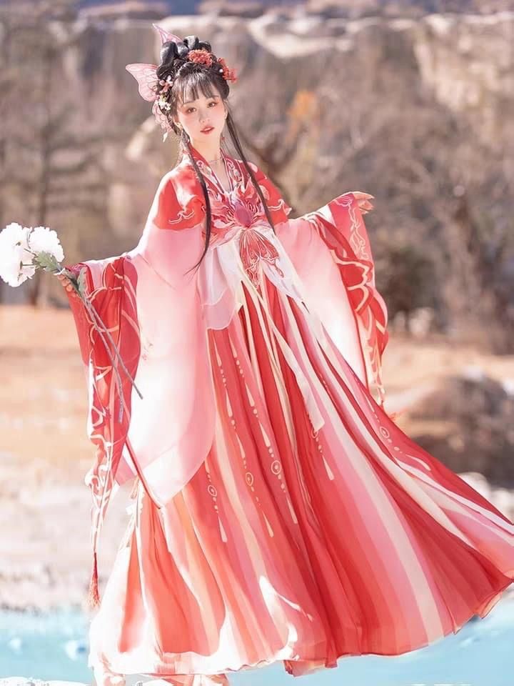 The Elegance of Hanfu Clothing:A Womans Half-Sleeve Blouse