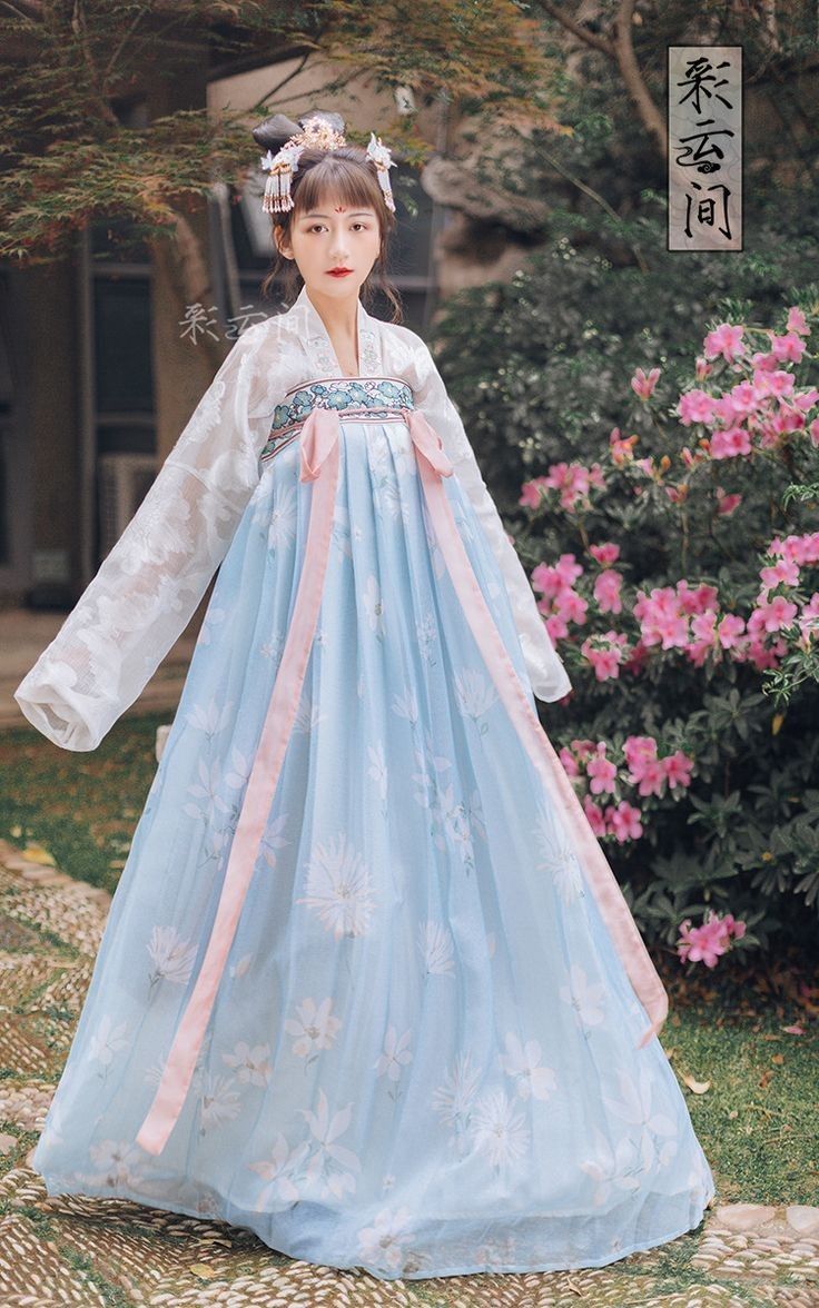 Daily Commuting in Ming-Style Hanfu:A Modern Perspective on Traditional Elegance Daily Commuting in Ming-Style Hanfu:A Modern Perspective on Traditional Elegance