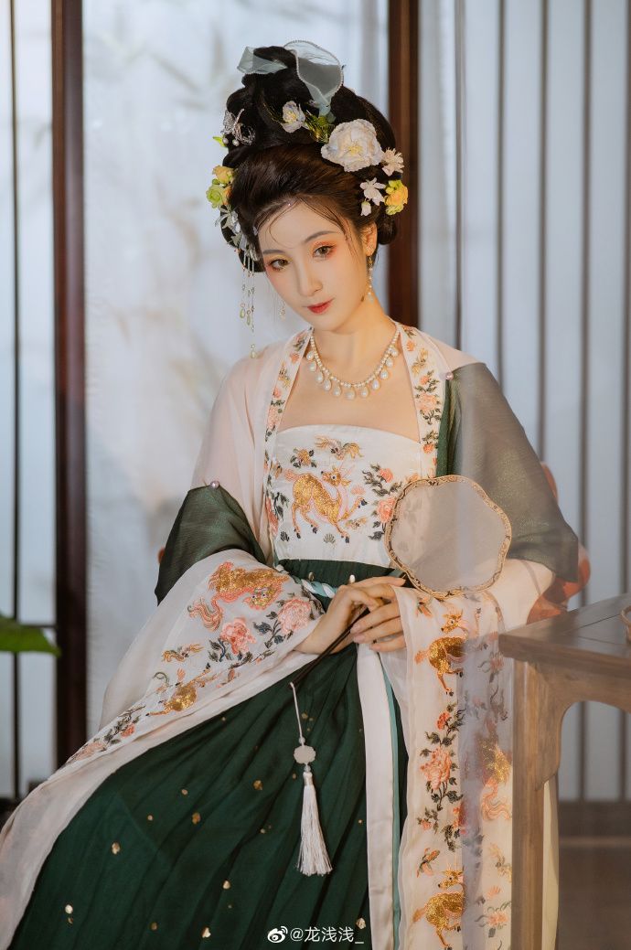 The Evening Gala of the Tang Palace:Hanfu Headdresses and Their Splendor