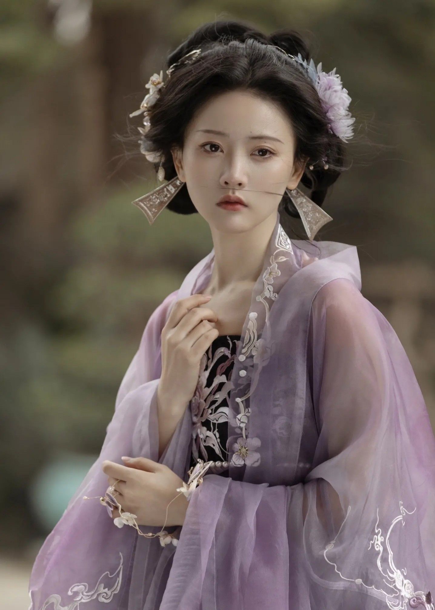 Silk Embroidery Cheongsam:A Traditional Beauty in Modern Vogue