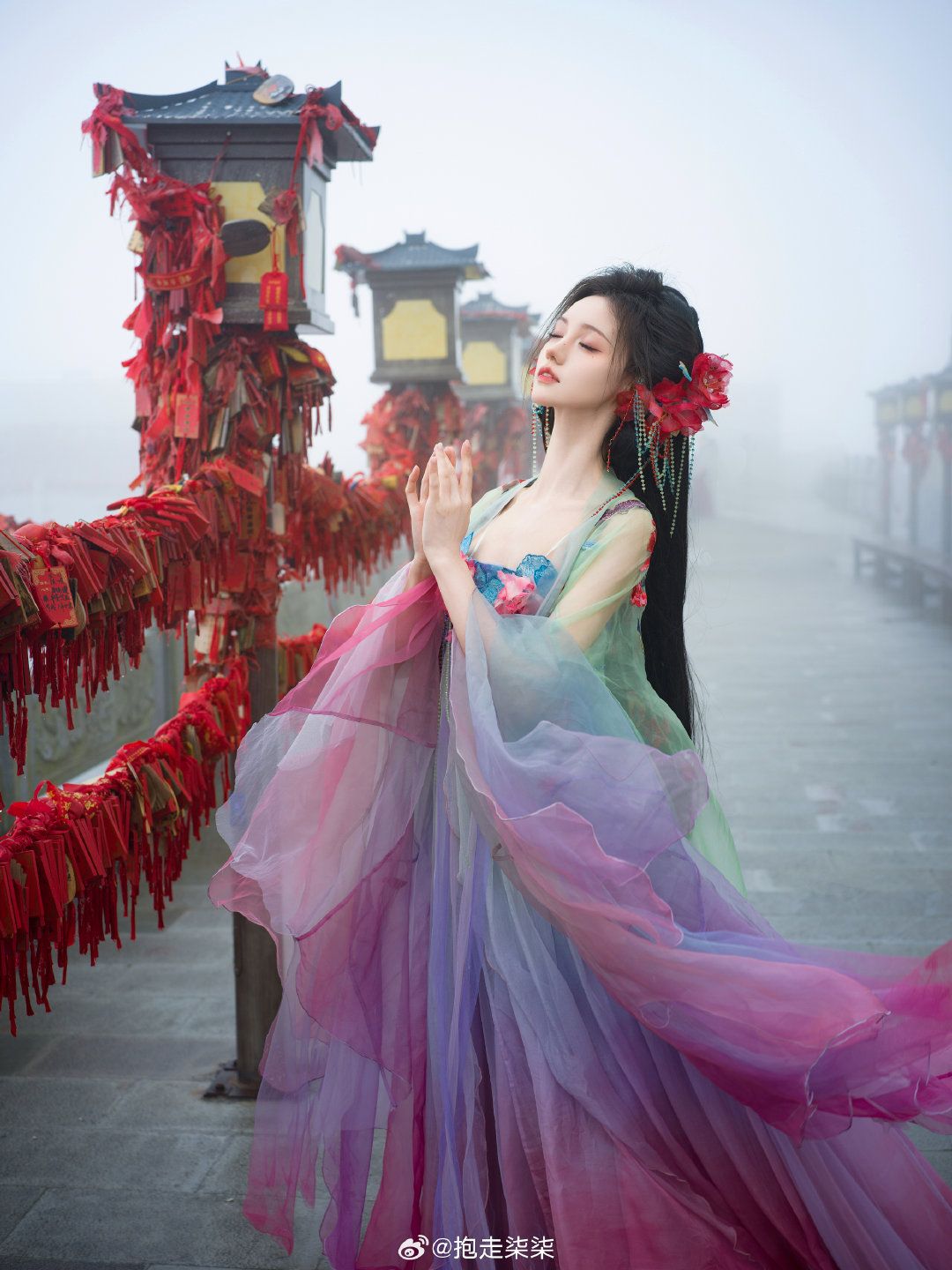 Splendid Silk-Covered Cheongsam with Golden Plush Shawl for a Joyful Mother-in-Law Splendid Silk-Covered Cheongsam with Golden Plush Shawl for a Joyful Mother-in-Law