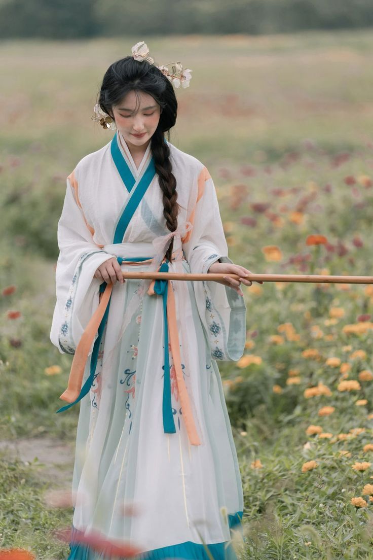 Embracing the Past:The Revival of Womens Hanfu Fashion