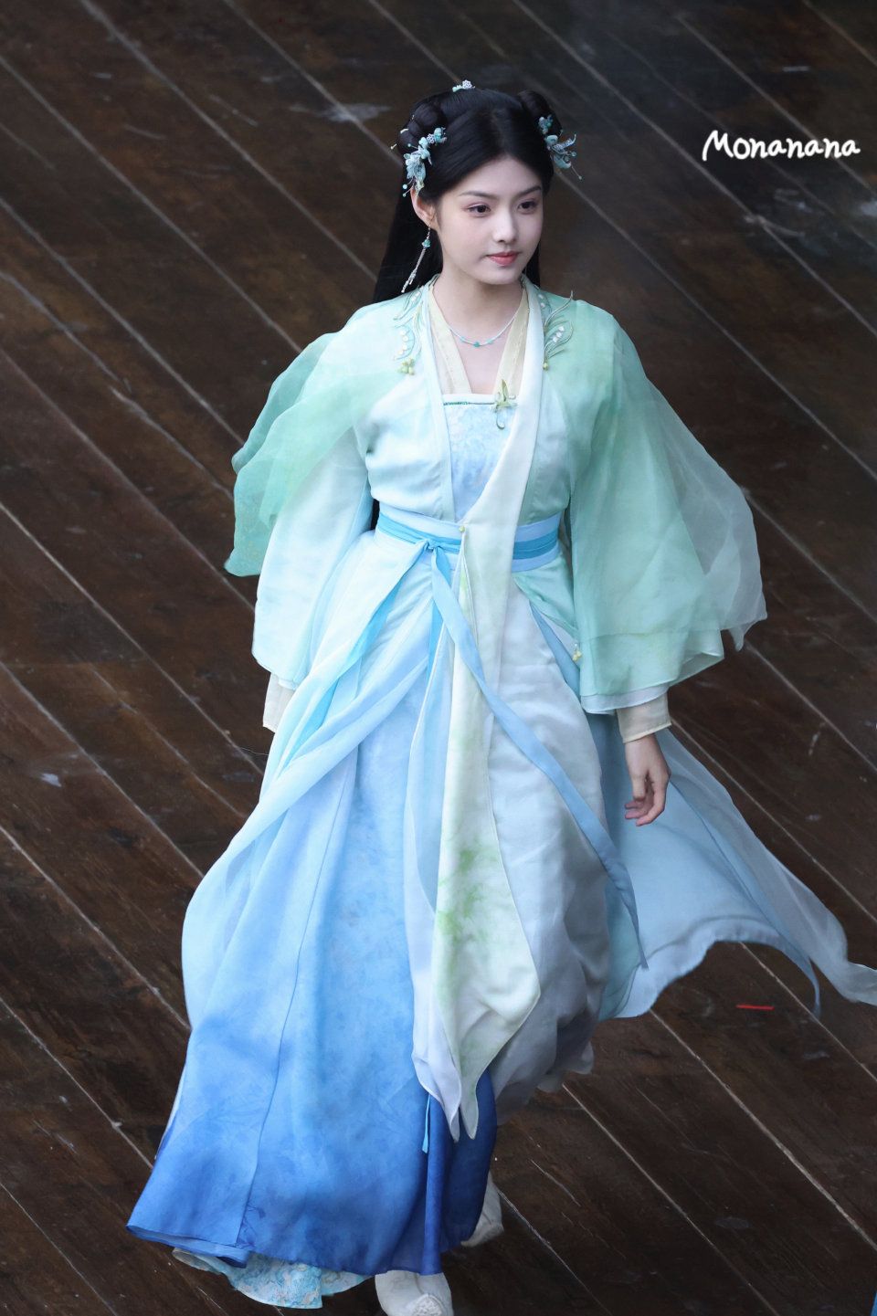 Traditional Elegance:The Charm of Old Beijing Cloth Shoes for Girls in Hanfu Fashion Traditional Elegance:The Charm of Old Beijing Cloth Shoes for Girls in Hanfu Fashion
